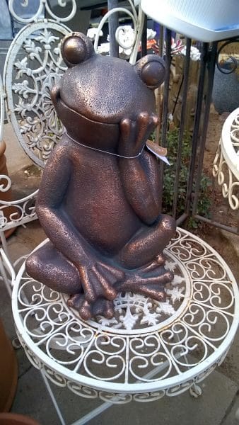 żaba - rzeźba ogrodowa